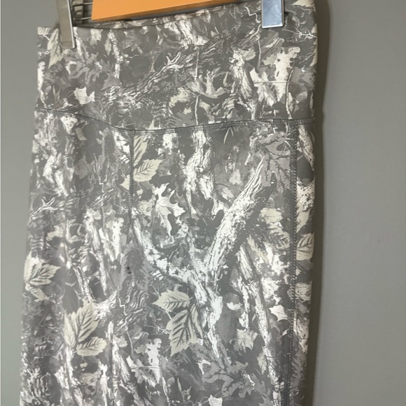 SWS Athletics Size M, Women's Camouflage Patterned Flared Leg Pants, Stretchy - Picture 4 of 6